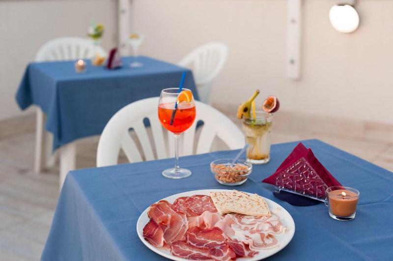 Regina Hotel E Ristorante Punta Marina Exterior foto
