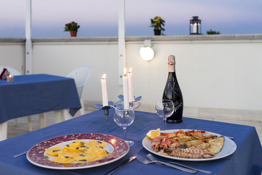 Regina Hotel E Ristorante Punta Marina Exterior foto