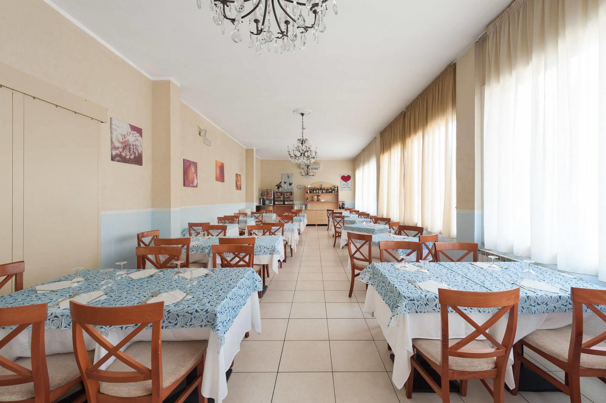Regina Hotel E Ristorante Punta Marina Exterior foto