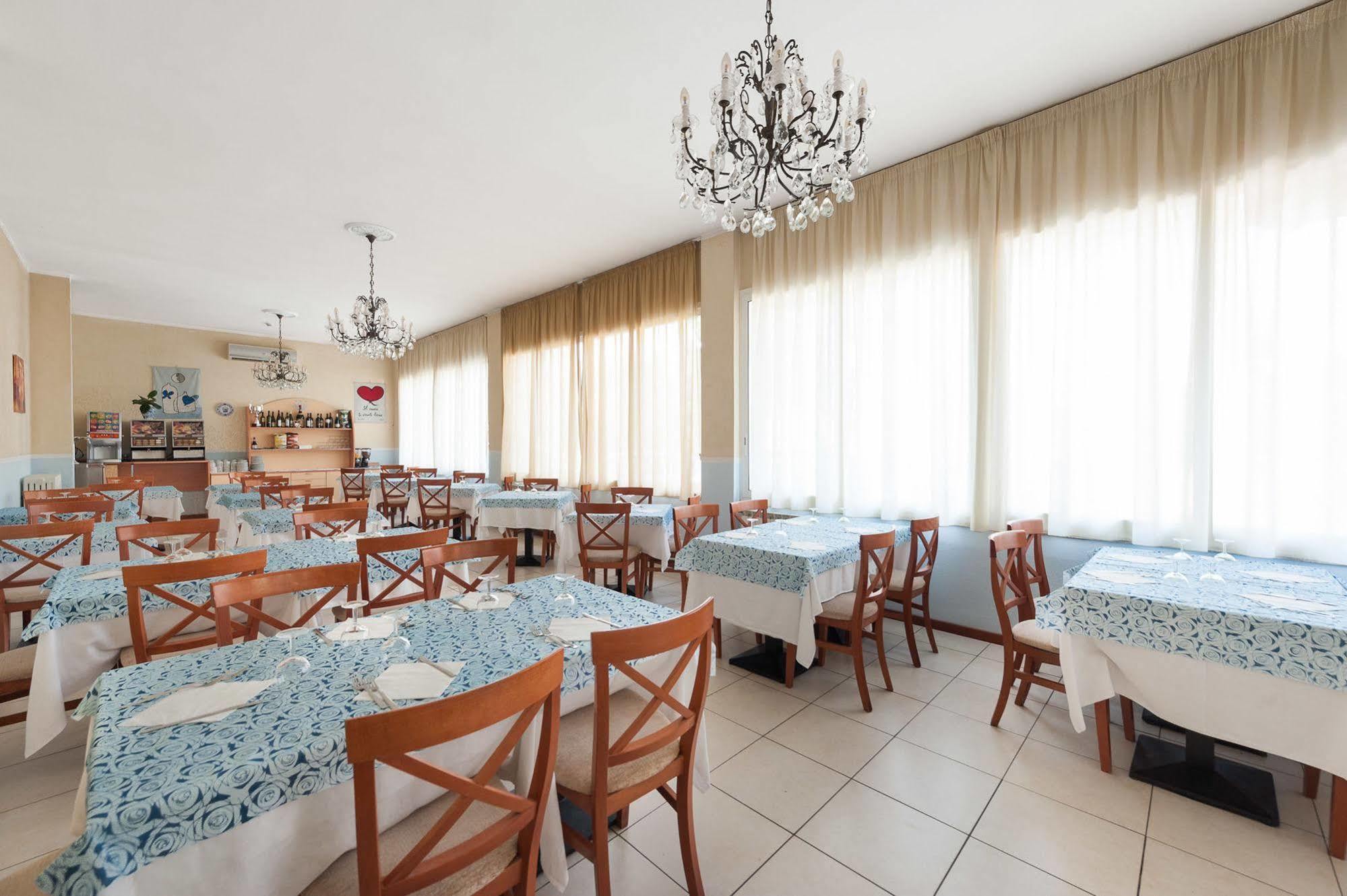 Regina Hotel E Ristorante Punta Marina Exterior foto
