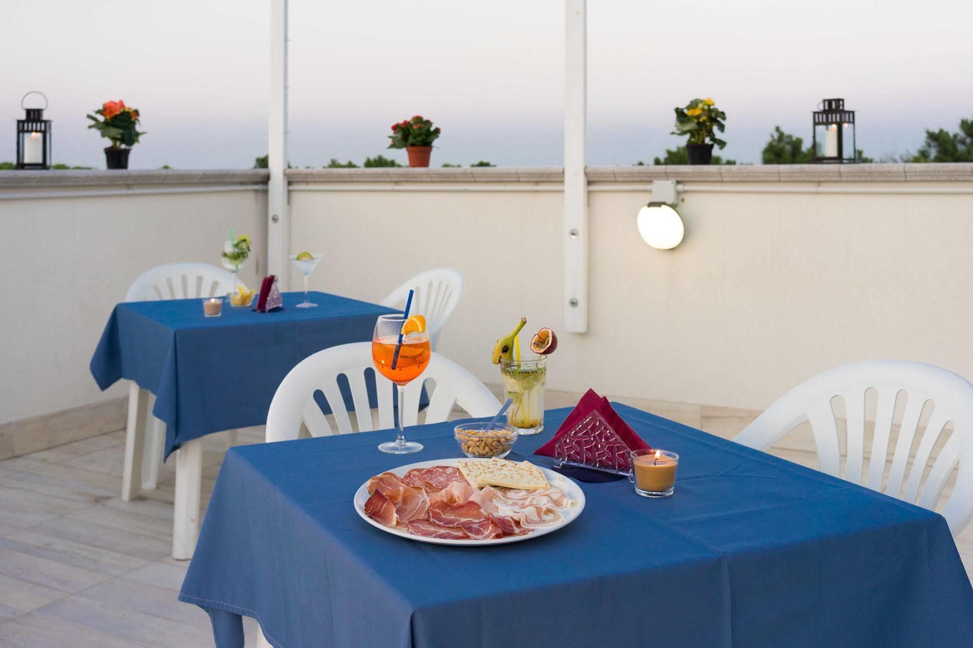 Regina Hotel E Ristorante Punta Marina Exterior foto